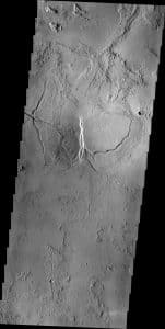 Mercure photographié par la sonde MESSENGER de la NASA, montrant la surface cratérisée de la planète la plus proche du Soleil