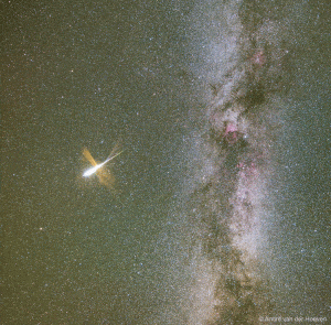 Météore explosif et Voie lactée - photographie d'Andre van der Hoeven (NASA APOD)