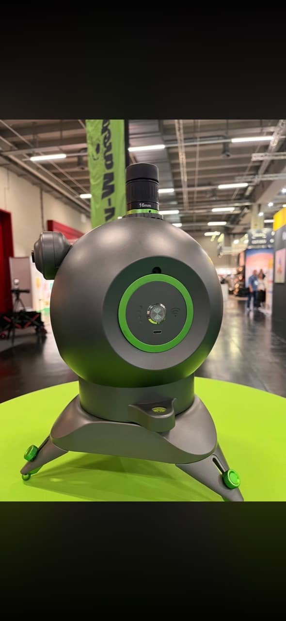Sky-Watcher ORBIS 60EDX vu de l'arrière, montrant la commande centrale et le port USB-C