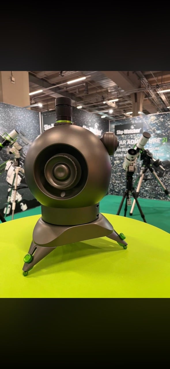 Sky-Watcher ORBIS 60EDX vu de trois quarts, montrant l'oculaire