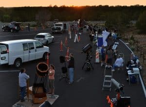 Star party au Grand Canyon : astronomes amateurs et telescopes sous le ciel etoile, observation nocturne
